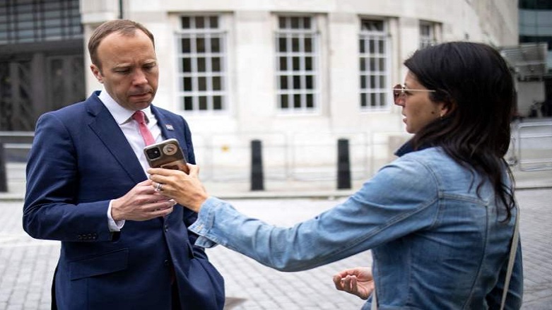 مات هانكۆك، وه‌زیری ته‌ندروستی به‌ریتانیا و جیلا كۆلادانجیلۆ، یاریده‌ده‌ره‌كه‌ی